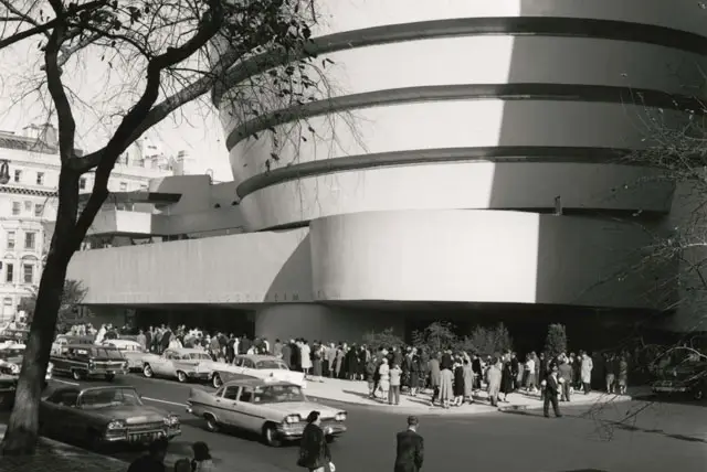 Crowds lined up at the opening of the Solomon R. Guggenheim Museum, New York, October 21, 1959.
